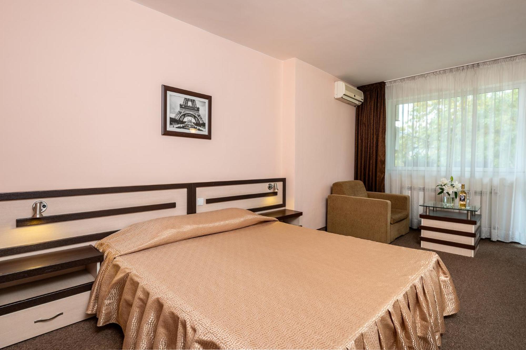 Spa Hotel Holiday מלון