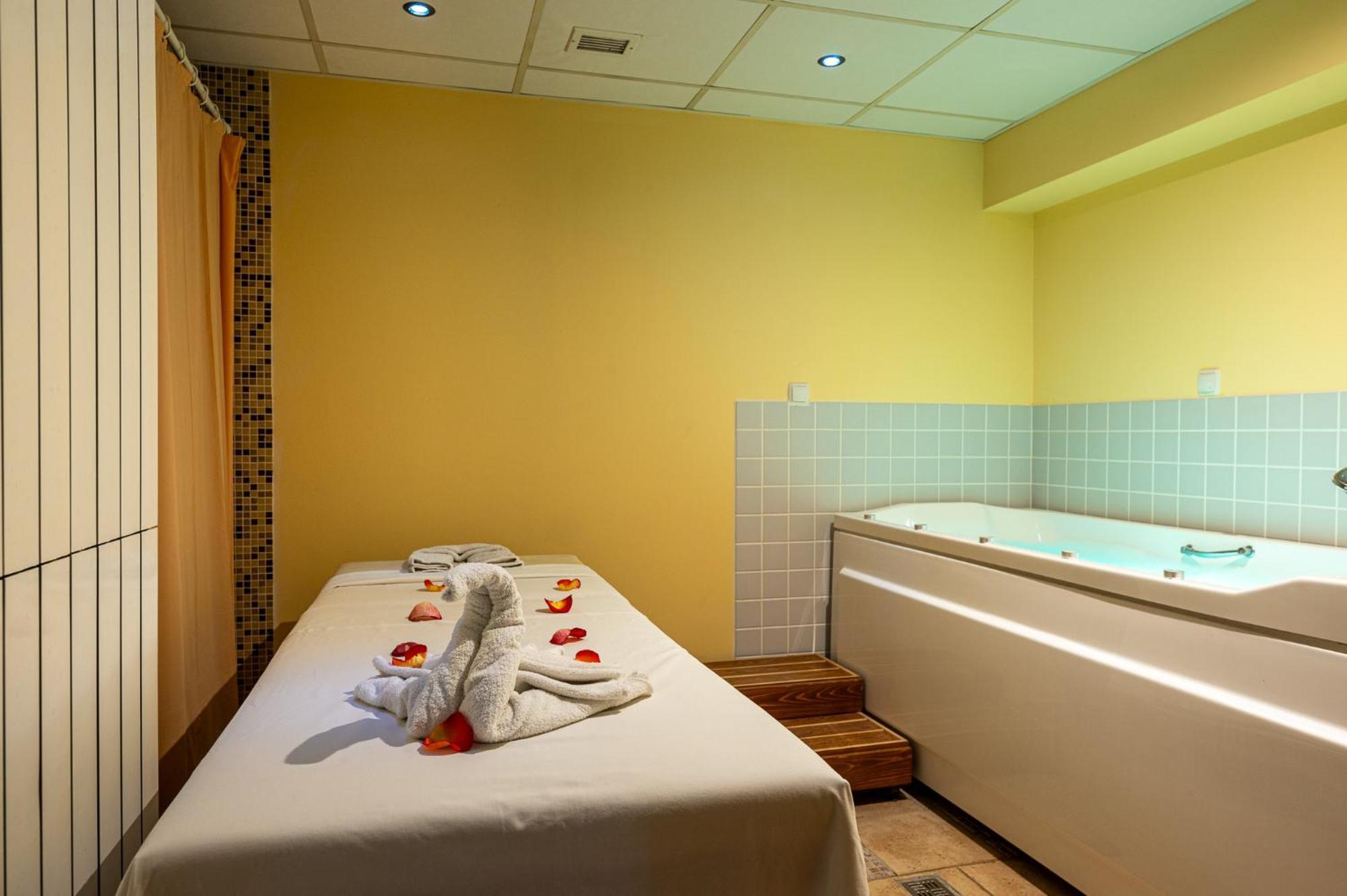 Spa Hotel Holiday מלון 4*
